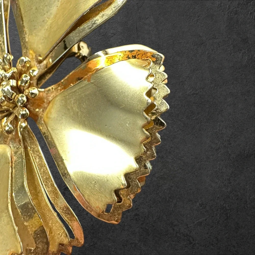 Flower Brooch Gold/Brass Tone Scalloped Mid-Century Style -‎ See photos